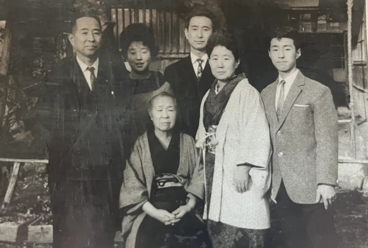 先代と社員たちの集合写真